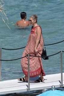 Kate Moss feet photo thumbnail