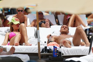 Ilary Blasi feet photo thumbnail
