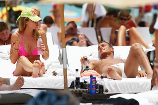 Ilary Blasi feet photo thumbnail