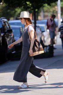 Julianne Moore feet photo thumbnail