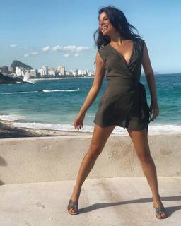Isis Valverde feet photo thumbnail
