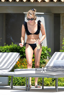 Emma Roberts feet photo thumbnail
