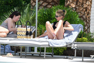 Emma Roberts feet photo thumbnail