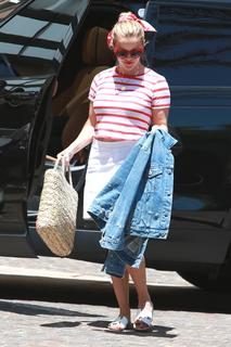 Reese Witherspoon feet photo thumbnail