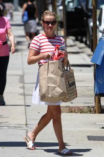 Reese Witherspoon feet photo thumbnail