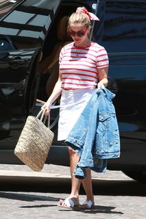 Reese Witherspoon feet photo thumbnail