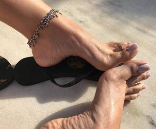 Karin Klemp feet photo thumbnail