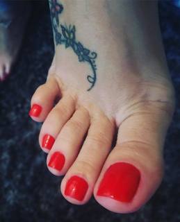 Karin Klemp feet photo thumbnail