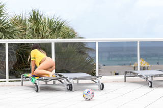 Claudia Romani feet photo thumbnail