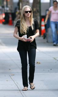 Amanda Seyfried feet photo thumbnail