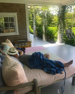 Debra Messing feet photo thumbnail