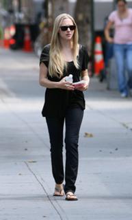 Amanda Seyfried feet photo thumbnail