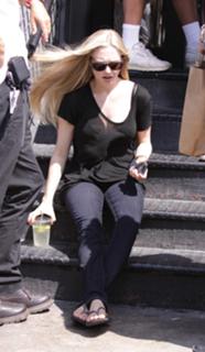 Amanda Seyfried feet photo thumbnail