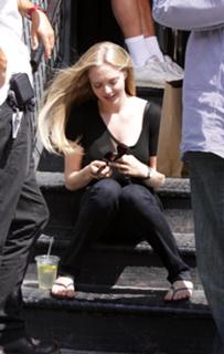 Amanda Seyfried feet photo thumbnail