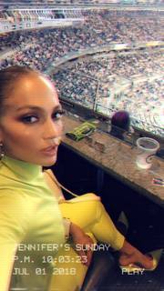 Jennifer Lopez feet photo thumbnail