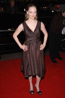 Amanda Seyfried feet photo thumbnail