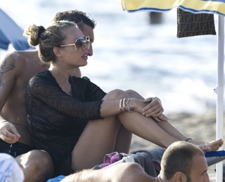 Ilary Blasi feet photo thumbnail