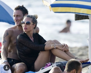 Ilary Blasi feet photo thumbnail