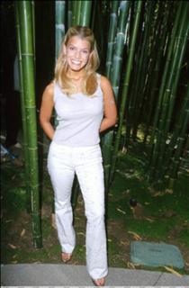 Jessica Simpson feet photo thumbnail
