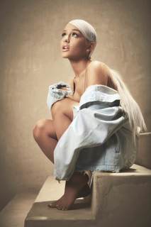 Ariana Grande feet photo thumbnail