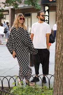 Heidi Klum feet photo thumbnail