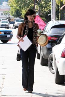 Carla Gugino feet photo thumbnail