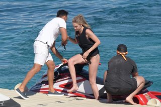 Gigi Hadid feet photo thumbnail