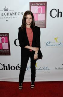 Anna Kendrick feet photo thumbnail