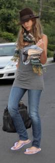 Jessica Alba feet photo thumbnail