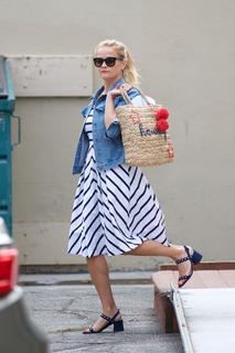 Reese Witherspoon feet photo thumbnail