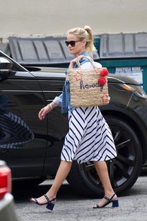 Reese Witherspoon feet photo thumbnail