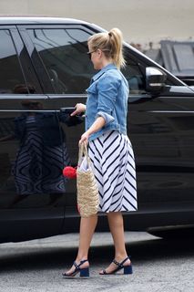 Reese Witherspoon feet photo thumbnail
