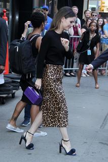 Rachel Bilson feet photo thumbnail