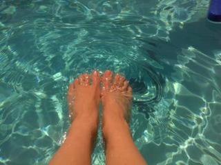 Emily Osment feet photo thumbnail