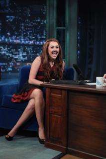 Miley Cyrus feet photo thumbnail