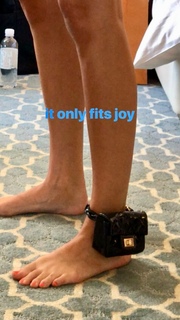 Kendall Jenner feet photo thumbnail