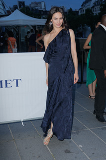 Olga Kurylenko feet photo thumbnail