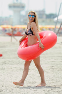 Michelle Hunziker feet photo thumbnail