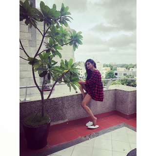 Mouni Roy feet photo thumbnail