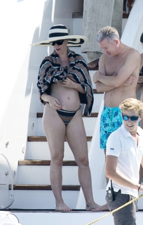 Katy Perry feet photo thumbnail