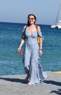 Lindsay Lohan feet photo thumbnail