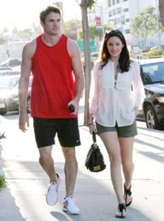 Kelly Brook feet photo thumbnail