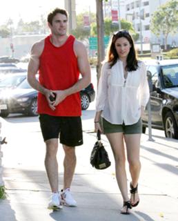 Kelly Brook feet photo thumbnail