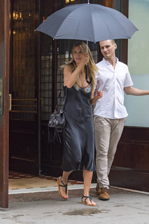 Heidi Klum feet photo thumbnail