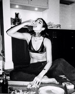 Dua Lipa feet photo thumbnail