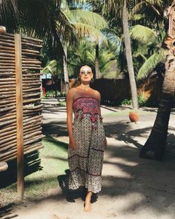Isis Valverde feet photo thumbnail