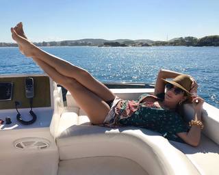 Deborah Secco feet photo thumbnail