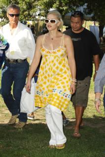 Gwen Stefani feet photo thumbnail