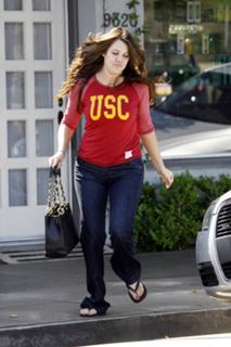 Khloé Kardashian feet photo thumbnail