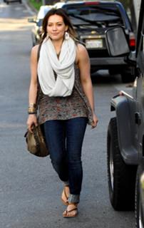 Hilary Duff feet photo thumbnail
